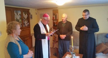 Biskup Komarica blagoslovio dom jedine katoličke obitelji u Bos. Petrovcu