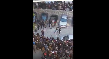 Društvenim mrežama kruže šokantne snimke tučnjava učenica: Srednjoškolke se brutalno udaraju na cesti, a rulja navija