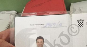 Student htio ispasti frajer i pokazao mišiće na slici u indexu