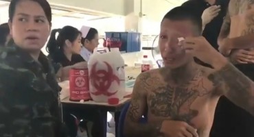 Vojnik tetoviran od vrata naniže cmizdrio zbog obične injekcije