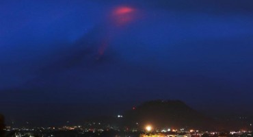 Evakuirano više od 9.000 ljudi zbog erupcije vulkana