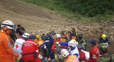 U odronu blata i kamenja na autobus poginulo najmanje deset osoba