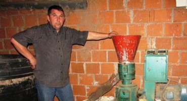 Kuću grije peletom od ambrozije koji sam pravi, i to po cijeni od 30 maraka za tonu