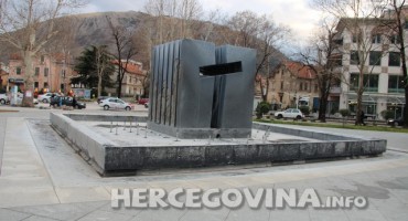 Mostar: Fontana na spomeniku ispred Hrvatskog doma herceg Stjepana Kosače u jako lošem stanju