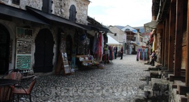 Zimsko sunce izmamilo Mostarce i turiste na Stari most