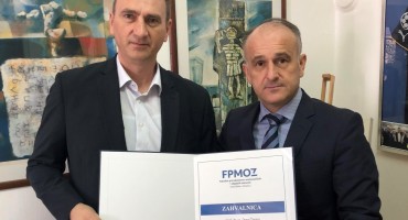 FPMOZ: Dekan Mario Vasilj uručio zahvalnicu dekanu Dragi Žagaru