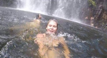 Pravila je selfi na rajskom vodopadu, a nije znala da se iza nje odigrava tragedija koja će je vječno proganjati