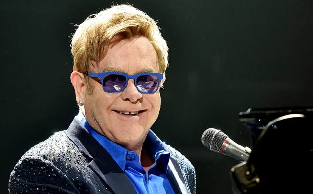 Elton John: 'Kraljica Elizabeta je na zabavi šamarala vikonta, Richard Gere i Stallone potukli su se zbog Lady Di'
