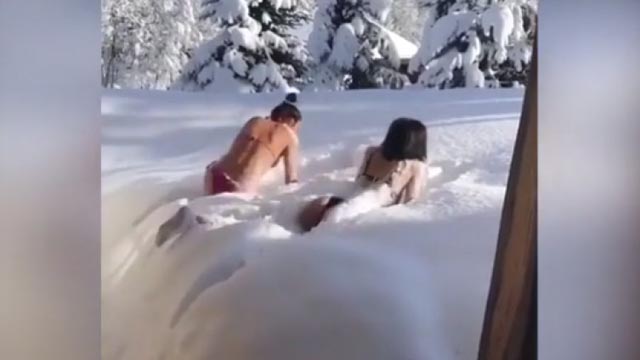 Pogledajte kako ove djevojke u kupaćim kostimima skaču u duboki snijeg