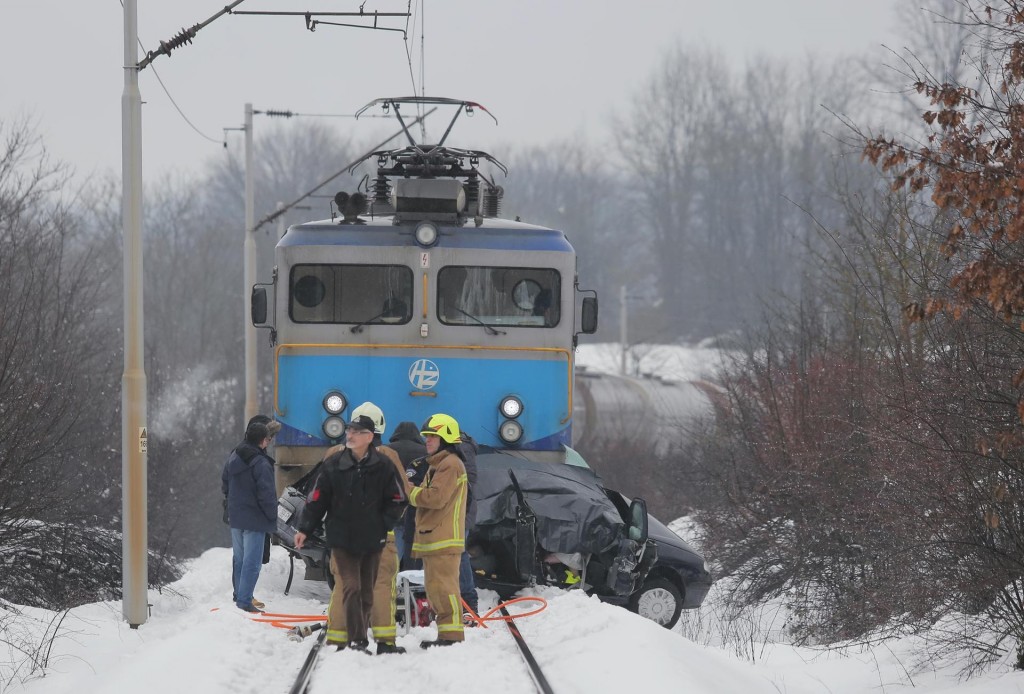 Dvije osobe poginule u naletu teretnog vlaka na osobno vozilo