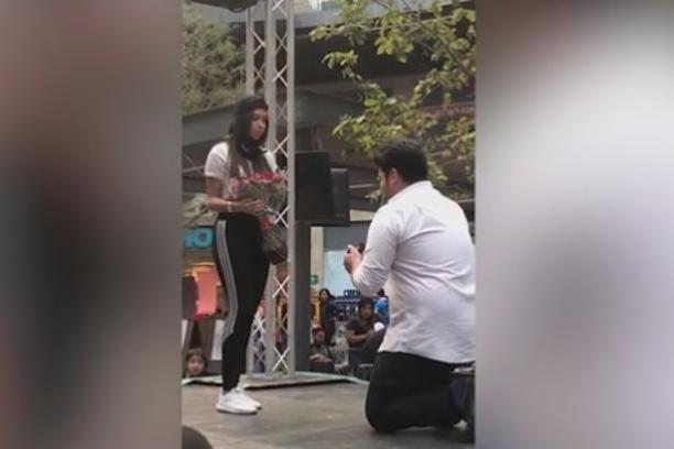 Zaprosio je na pozornici u središtu grada, no slomio ga je njezin odgovor