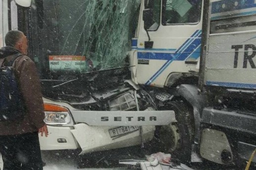 U sudaru autobusa i kamiona ozlijeđeno desetak osoba