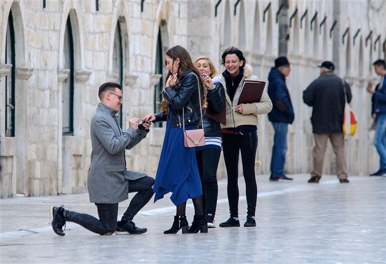 Kleknuo pred djevojku nasred Straduna i izvadio kutijicu s prstenom. Što mislite, koji mu je odgovor dala?