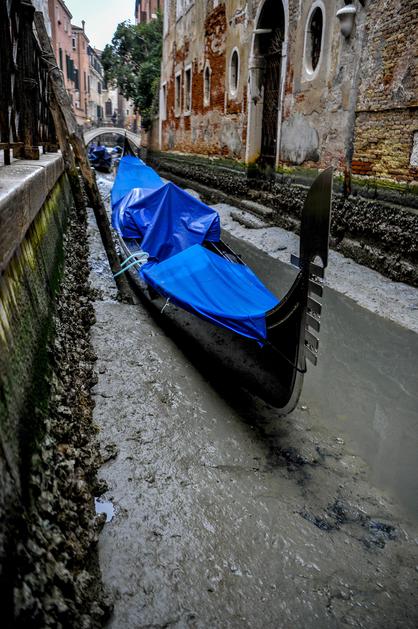 Kanali u Veneciji 'presušili', gondole su u mulju