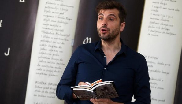 Hrvatski glumac predstavio dvije krunice od međugorskog kamena