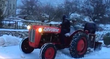 Ono kad Bračani posipaju sol po cesti