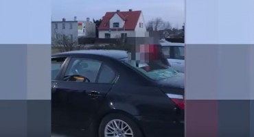 Dvojac iz BIH šokirao svijet: Punac razbija lopatom BMW, zet snima