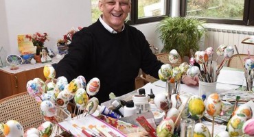 Ljubo Ćesić Rojs ne guli krumpire nego farba jaja za kaznu