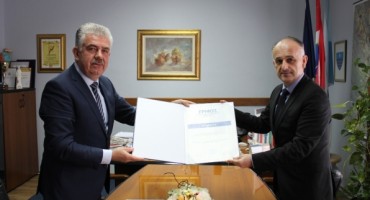 Predsjedniku vlade Nevenku Hercegu uručena plaketa FPMOZ-a