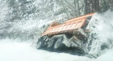 Na Makljenu ralica sletjela s ceste i prevrnula se u kanal