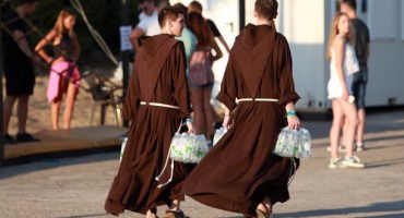 Zbog manjka svećenika Crkva bi mogla ukinuti celibat