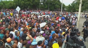 Zakrčeni prijelazi: Tisuće ljudi s koferima iz zemlje bogate naftom bježe od gladi