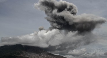 Erumpirao vulkan Sinabung: Stup pepela visok je 5 km, a niz padine šalje bujice usijanog plina!