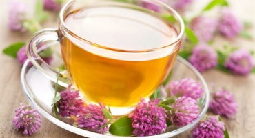 Slavne dame obožavaju čaj od 3 sastojka koji nemilosrdno uništava masnoće