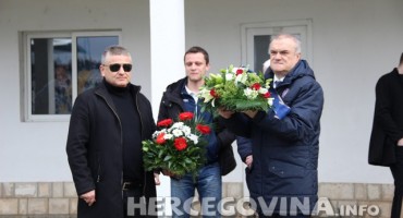 Delegacija Hajduka predvođena kapetanom Nižićem položila cvijeće na spomen obilježje Andrije Ankovića