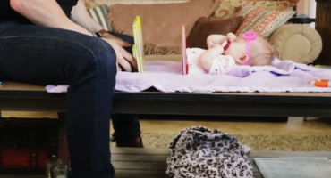 otac, beba, mađioničarki trik