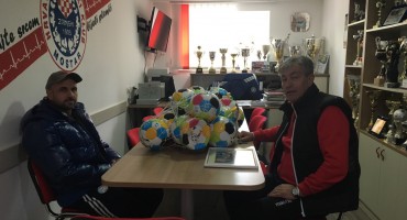 HŠK Zrinjski: Ilija Šajinović školi poklonio nogometne lopte