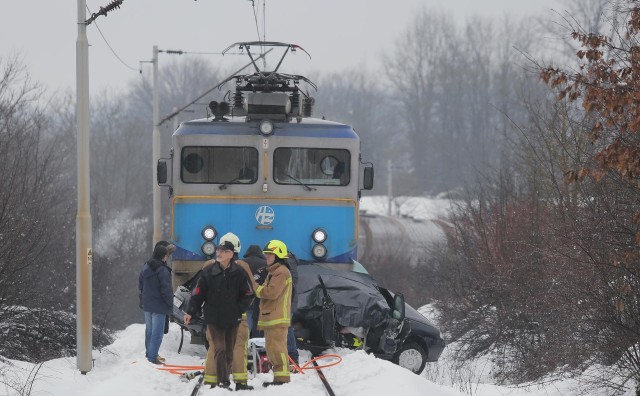 Dvije osobe poginule u naletu teretnog vlaka na osobno vozilo