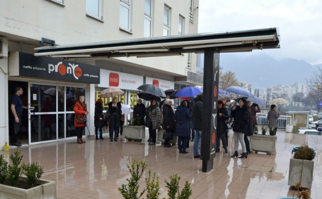 Mostar: Radnici hotela Ero prosvjedovali ispred zgrade Vlade FBiH