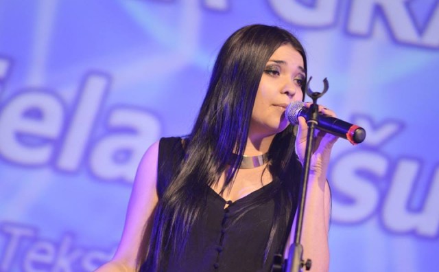Andrea Granat je dvadesetčetverogodisnja pjevacica iz Našica.