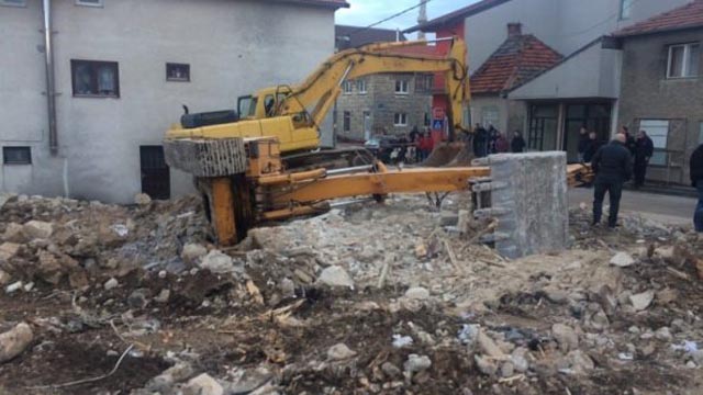 Tomislavgrad: Prilikom gradnje Trga gange bager propao kroz zemlju, vozač lakše ozlijeđen