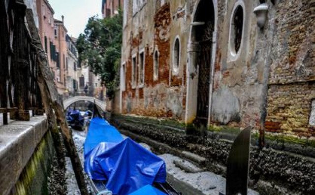 Kanali u Veneciji 'presušili', gondole su u mulju 