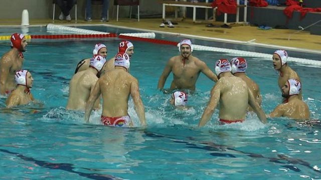 Incident u Srbiji: Pogledajte kako je navijač gurnuo hrvatskog suca u bazen