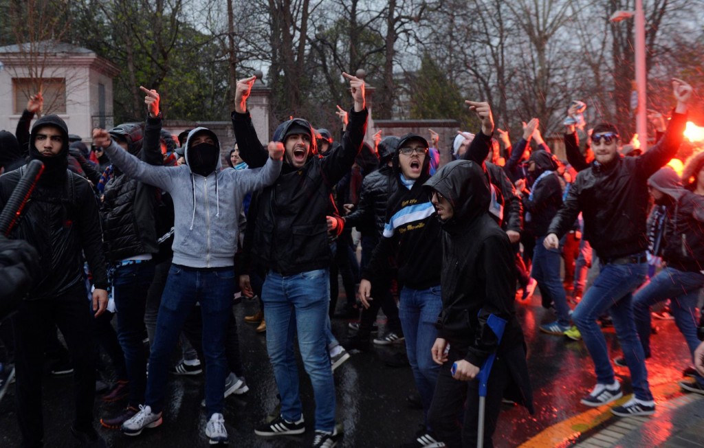 Kaos u Europskoj ligi! Huligani uboli zaštitara i bakljom pogodili djevojčicu