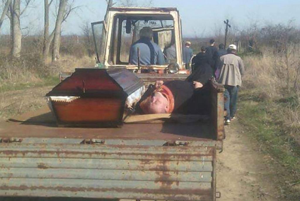 Smješni sprovod u Srbiji, svećenik malo popio pa ga povezli na prikolici s mrtvacem