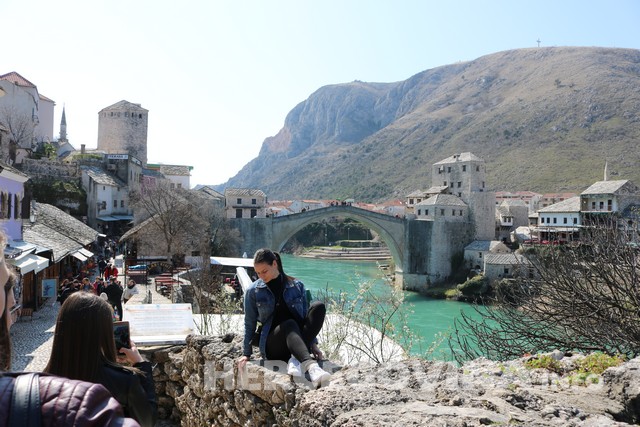 Mostar: Turisti u velikom broju posjećuju Stari most