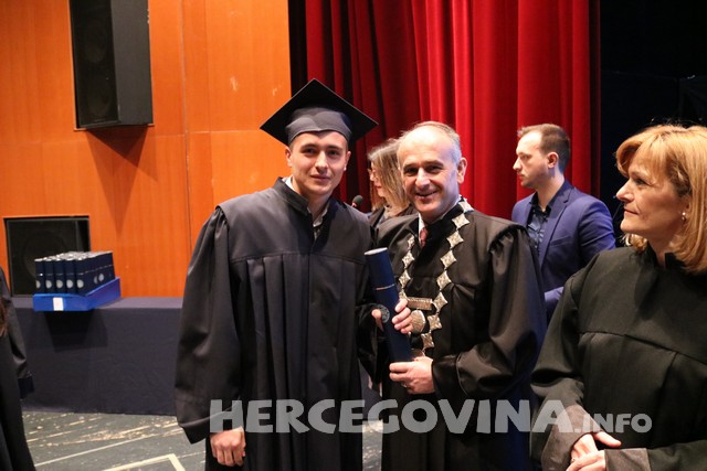 FPMOZ: Pogledajte tko je sve jučer dobio diplomu na svečanoj promociji diplomanata