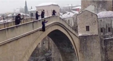 Mostar: Sa snijegom prekrivenog Starog mosta skočio u ledenu Neretvu 
