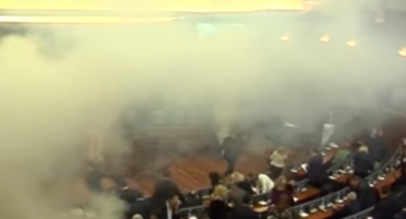 Zastrašujuća snimka iz kosovskog parlamenta: bačen suzavac usred rasprave koja mnogima nije po volji