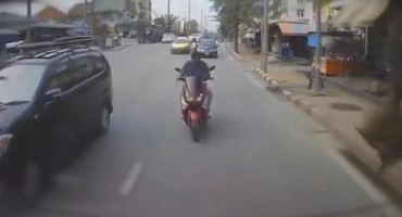 mopedist, vožnja, mobitel