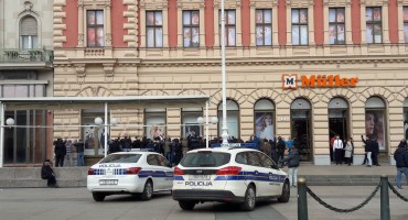 Huligani rade nerede u Zagrebu: Bacali boce, dizali tri prsta u zrak i vikali 'Ovo je Srbija'