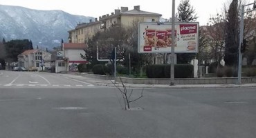 Pogledajte kako u Mostaru označavaju otvoren šaht na cesti