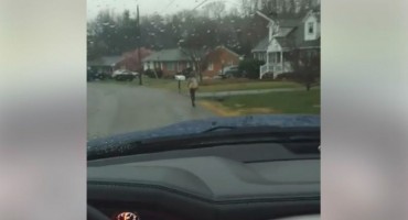 Otac natjerao sina da trči po kiši do škole kada je čuo da maltretira drugu djecu