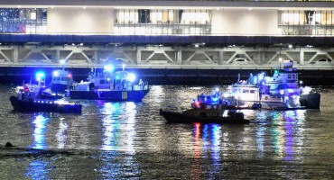 Snimile i kamere: Helikopter pao u East River u New Yorku, 5 poginulih, pilot se uspio spasiti