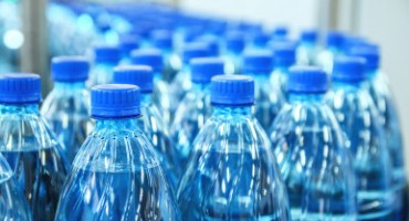 Zabrinjavajući rezultati istraživanja: U vodećim markama flaširane vode pronađene čestice plastike