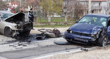 Teška prometna nesreća između Mostara i Čitluka, vatrogasci izvlačili vozača